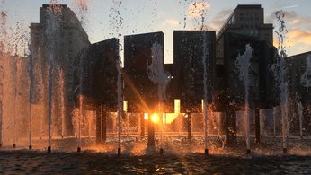 Das Bild zeigt den Brunnen am Strausberger Platz in einer Nahaufnahme mit Blick in Richtung Alexanderplatz bei Sonnenuntergang.